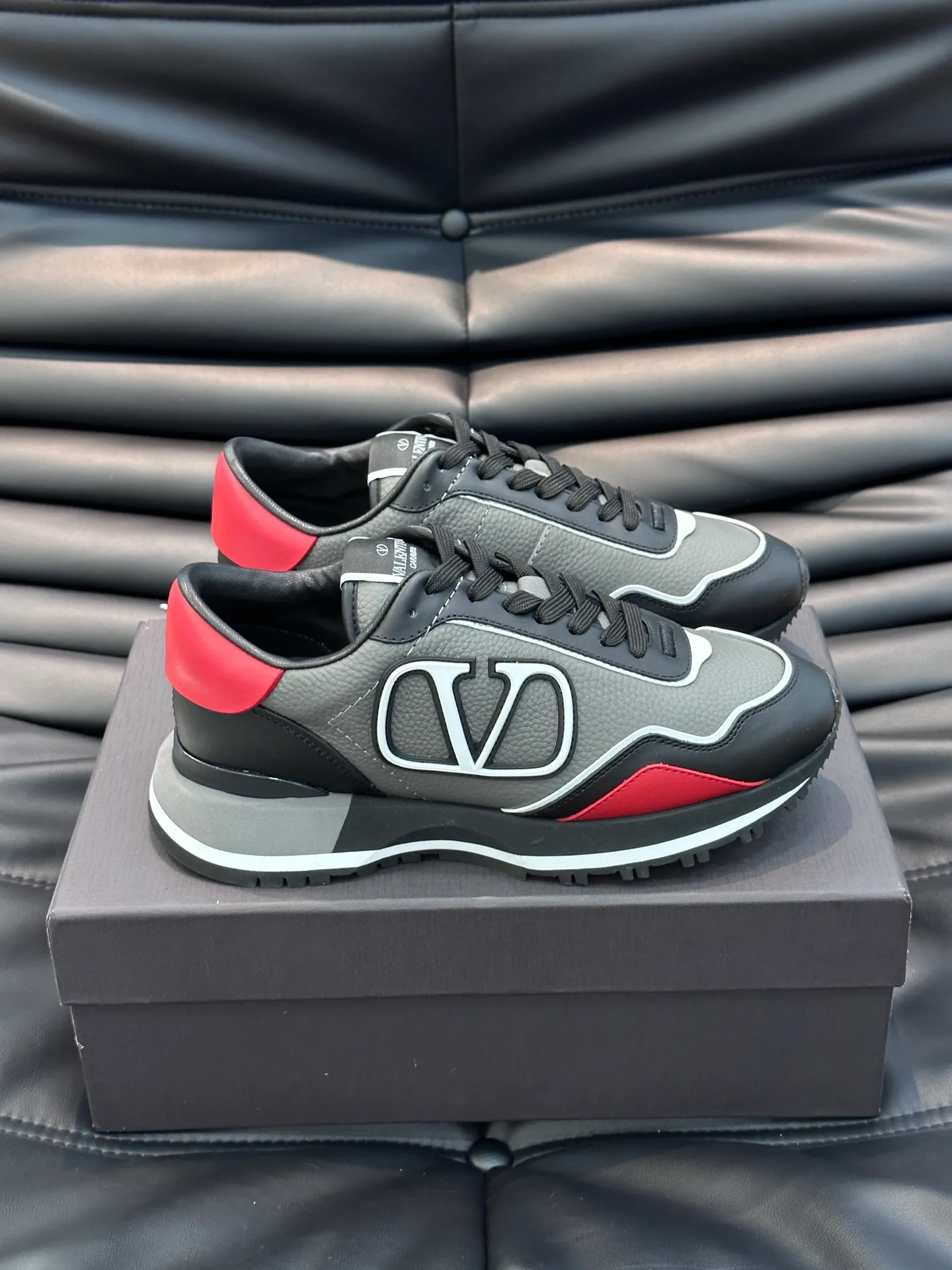 P540💰 Product trademark: VALENTINO "Valentino" Regular size: 38-44 [45 customized] Product material: Warren men's casual sports shoes, made of imported first-layer cowhide, with brand emblem on the tongue, rivet rubber outsole, non-slip, wear-resistant and shock-absorbing, cowhide lining foot pads, comfortable and breathable, with original box packaging equation bag!